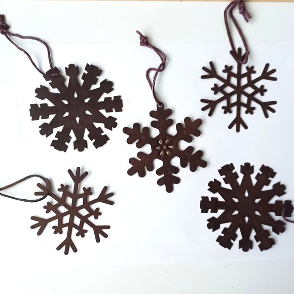 Lot of 5 Rustic Metal Snowflake Ornaments Holiday Christmas Decor - Picture 1 of 6